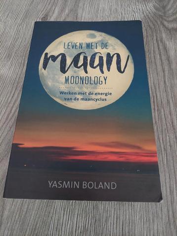  leven met de maancyclus / Maanmonology beschikbaar voor biedingen