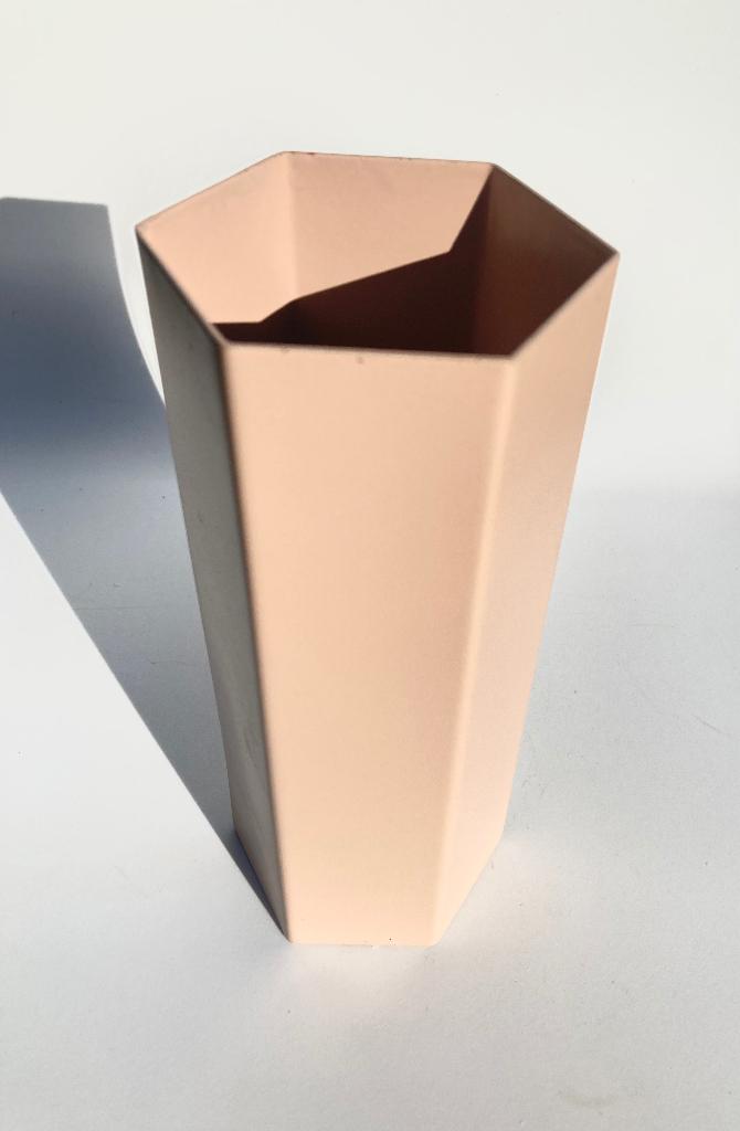 Ferm Living Hexagon Vase vaas roze Deens design, Huis en Inrichting, Woonaccessoires | Vazen, Zo goed als nieuw, Overige kleuren