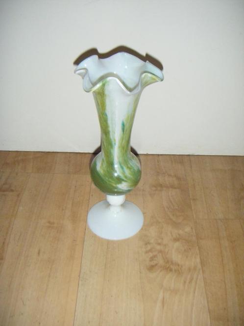 Opaline kelkvaas op voet,puntgaaf,vintage,retro,vaas, Antiek en Kunst, Antiek | Glas en Kristal, Ophalen of Verzenden