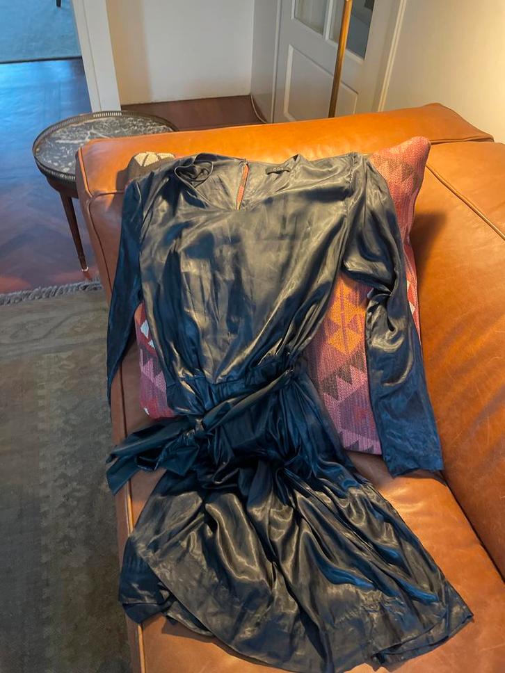 COS Grijze Feestjurk Wetlook mt 40/42, Kleding | Dames, Jurken, Zo goed als nieuw, Maat 42/44 (L), Grijs, Knielengte, Ophalen of Verzenden