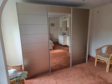 Moderne kledingkast beschikbaar voor biedingen