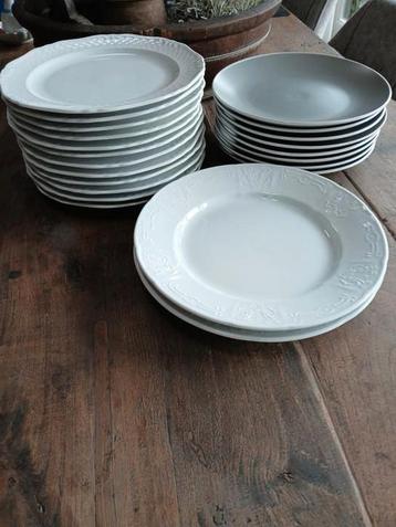Prachtig servies 12 eschenbach borden+ 8 nieuw  grijs borden beschikbaar voor biedingen