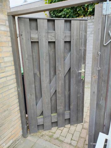 Poort hout met scharnier en slot beschikbaar voor biedingen