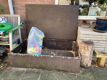 Zandbak met klep beschikbaar voor biedingen