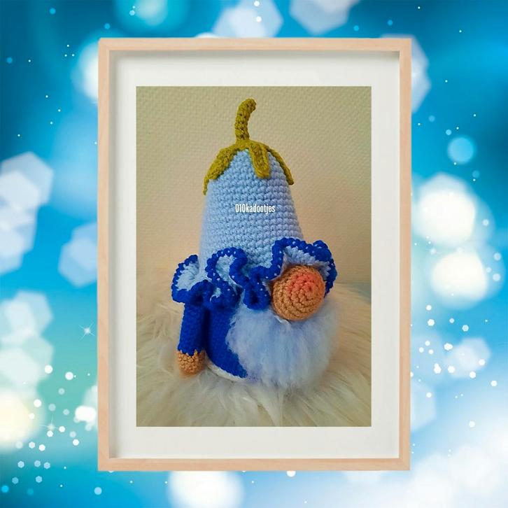 Nieuwe zelfgehaakte knuffel. Blauwe bloem gnoom, dwerg., Kinderen en Baby's, Speelgoed | Knuffels en Pluche, Zo goed als nieuw
