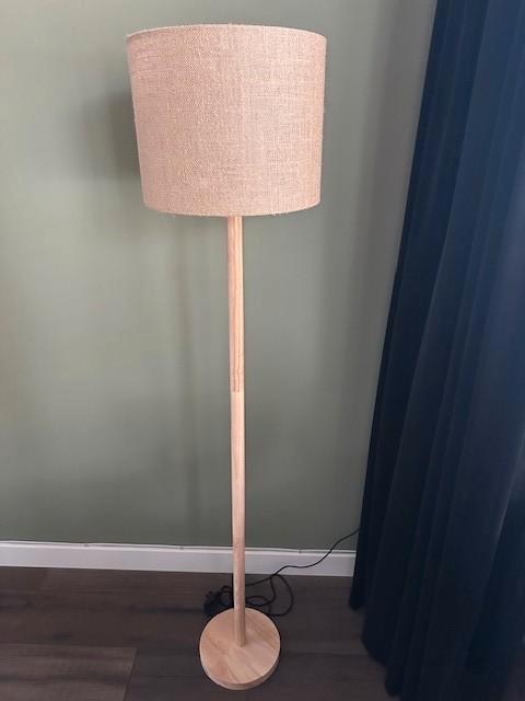 Vloerlampen ( 4 ) en tafellamp ( 1 ), Huis en Inrichting, Lampen | Hanglampen, Zo goed als nieuw, Hout, Ophalen