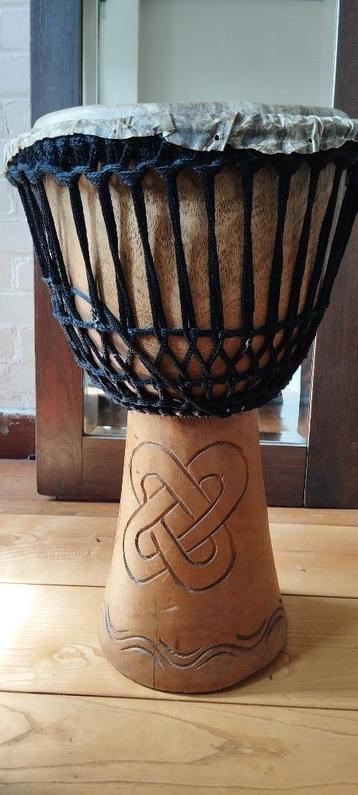 djembe uit Ghana, niet mooi maar klinkt super! beschikbaar voor biedingen