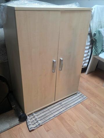 Mooie kast lichtbruin in nieuwe staat beschikbaar voor biedingen