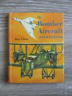 The bomber aircraft pocket book - Roy Cross, Ophalen of Verzenden, Tweede Wereldoorlog, Gelezen, Overige onderwerpen