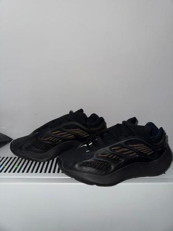 ADIDAS YEEZY 700 V3 CLAY BROWN beschikbaar voor biedingen