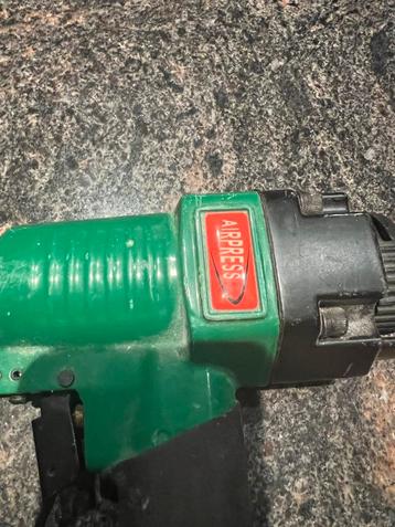 Airpress Luchtnietmachine beschikbaar voor biedingen