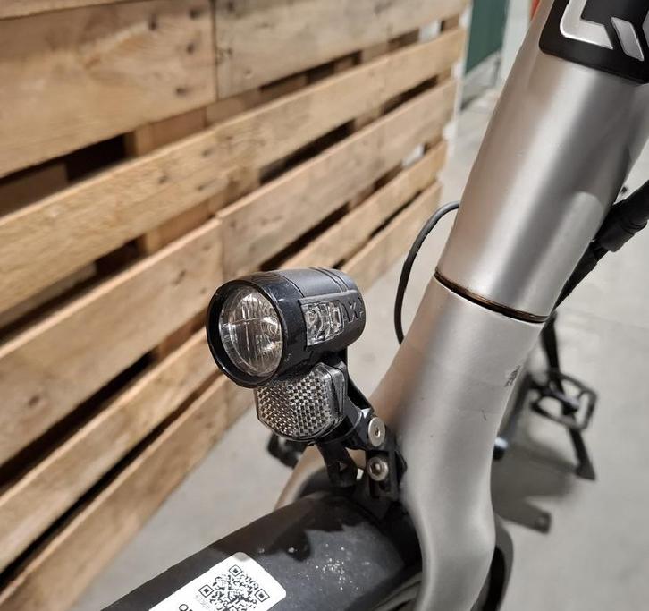 Qwic Elektrische Damesfiets, Fietsen en Brommers, Fietsaccessoires | Fietsverlichting, Voorlicht, Gebruikt, Accu, Oplaadbaar, Ophalen of Verzenden