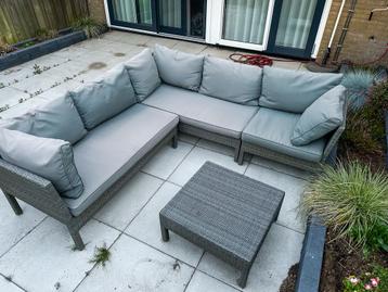 Loungeset hoekbank en tafel beschikbaar voor biedingen