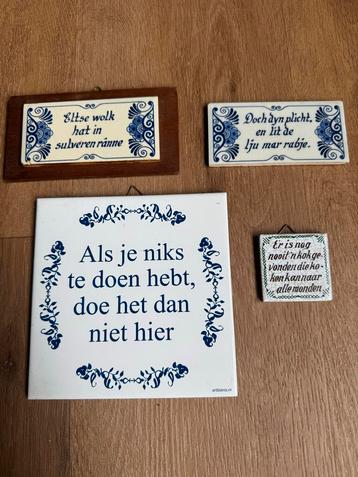 Vier tegeltjes met spreuken beschikbaar voor biedingen
