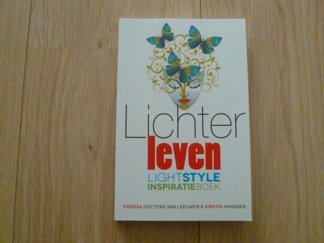 Fidessa Docters van Leeuwen - Lichter leven, Boeken, Esoterie en Spiritualiteit, Zo goed als nieuw, Achtergrond en Informatie