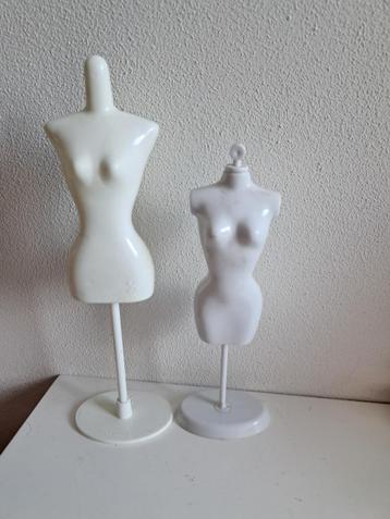 2 paspopjes voor barbie sindy fleur kleding  beschikbaar voor biedingen