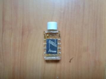 Oud / vintage mini parfum flesje beschikbaar voor biedingen