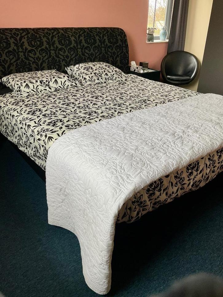 Zwarte barokstof boxspring met zwarte nachtkastjes 180/210, Huis en Inrichting, Slaapkamer | Boxsprings, Zo goed als nieuw, 180 cm