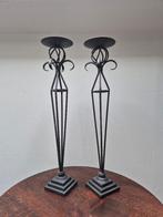 2 zeer fraaie kaarsenstandaards van gietijzer 58 cm hoog, Antiek en Kunst, Antiek | Kandelaars, Ophalen of Verzenden, Overige materialen
