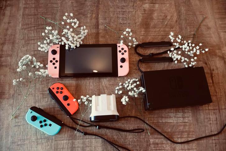 Nintendo Switch + Accessoires - Zo Goed Als Nieuw, Spelcomputers en Games, Games | Nintendo Switch, Zo goed als nieuw, Avontuur en Actie
