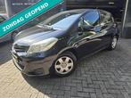 Toyota Yaris 1.0 VVT-i Comfort | 12MND GARANTIE | NIEUWE APK, Euro 5, Stof, Gebruikt, 750 kg