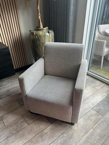 Lichtgrijze fauteuil met chique geweven stof beschikbaar voor biedingen