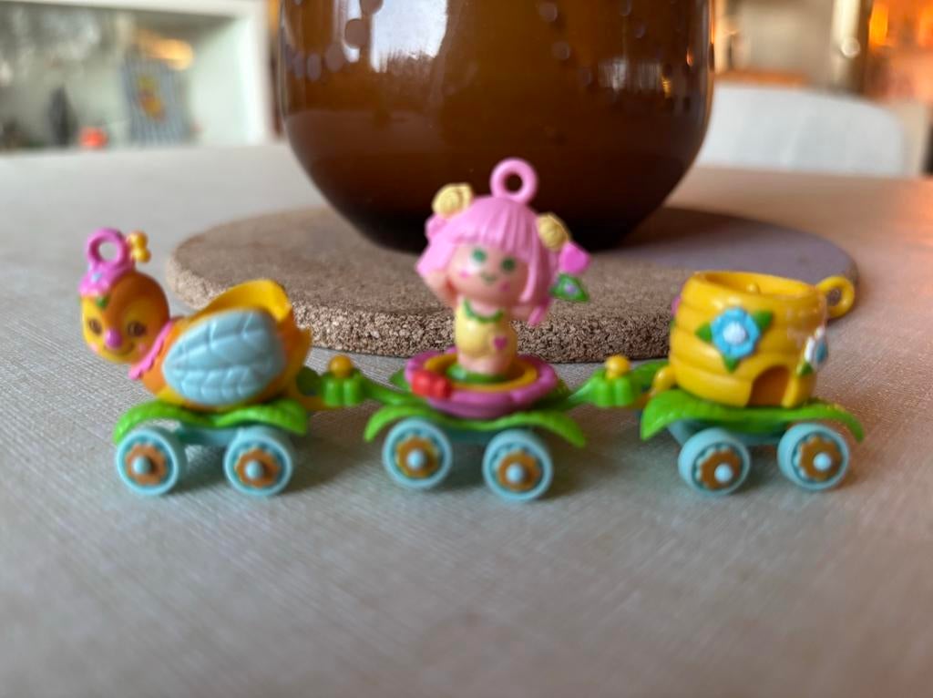 Hasbro Charmkins Sweet Bea and Honey Bee train, Verzamelen, Poppetjes en Figuurtjes, Ophalen of Verzenden, Zo goed als nieuw