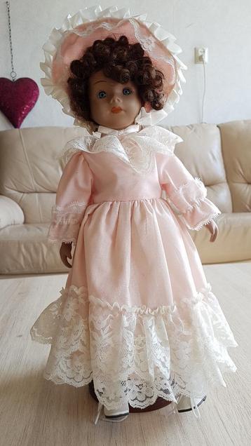 Porceleinen pop met donker huidskleur 40cm h x 20 cm b beschikbaar voor biedingen