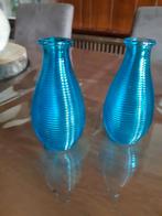 2 kleine aqua/turquoise vaasjes., Blauw, Ophalen of Verzenden, Minder dan 50 cm, Glas