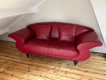 Stijlvolle rood leren bank, kan evt worden bezorgd beschikbaar voor biedingen