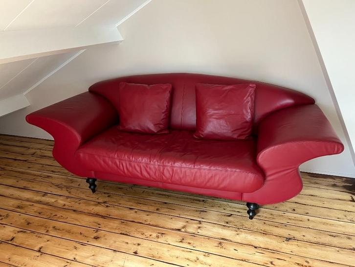 Stijlvolle rood leren bank, kan evt worden bezorgd, Huis en Inrichting, Banken | Bankstellen, Gebruikt, Rechte bank, Tweepersoons