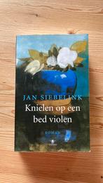 Jan Siebelink - Knielen op een bed violen, Jan Siebelink, Ophalen of Verzenden, Zo goed als nieuw, Nederland