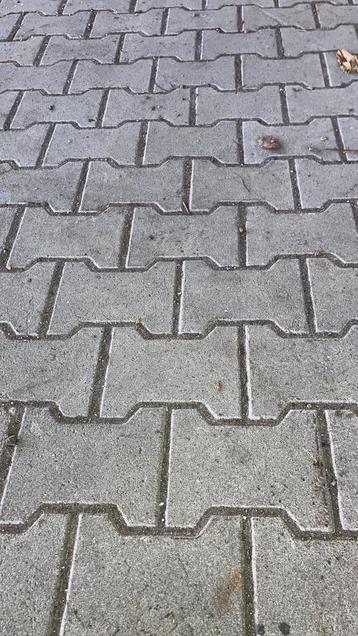 Betonnen H klinkers -8 cm dik- grijs en rood  in Oudeschans  beschikbaar voor biedingen