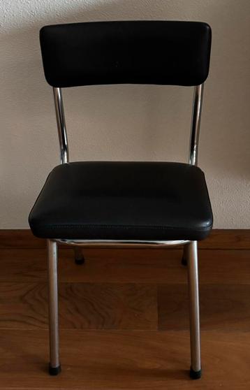 Klein zwart stoeltje - zithoogte 40cm beschikbaar voor biedingen
