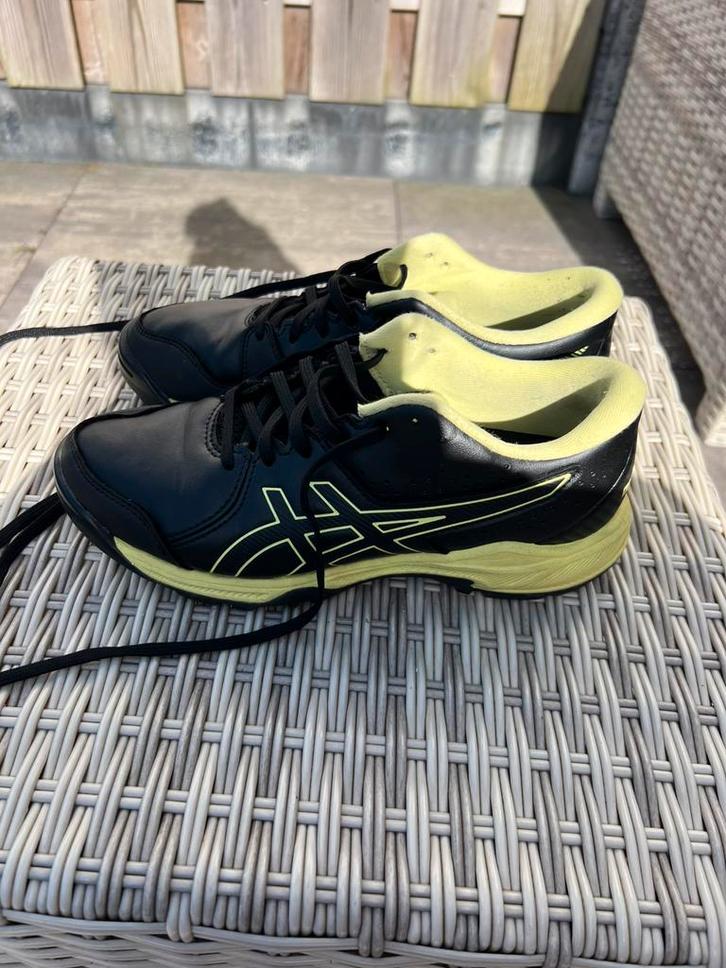 Asics korfbal/hockey kunstgras schoenen mt 37, Sport en Fitness, Korfbal, Zo goed als nieuw, Schoenen, Ophalen
