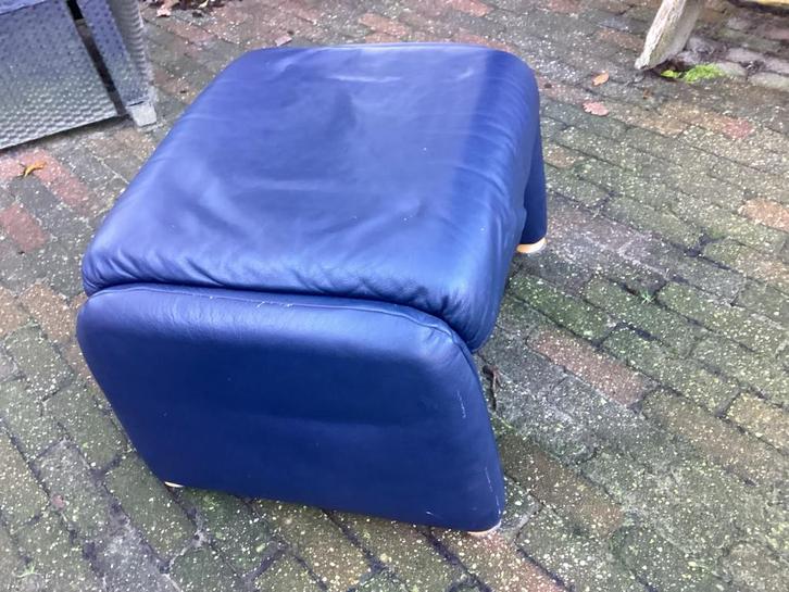 Donkerblauw leren voetenbankje, Huis en Inrichting, Banken | Voetenbanken en Poefen, Gebruikt, Minder dan 50 cm, Rechthoekig, Leer
