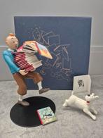 kuifje Bobbie draagt de boeken 1e versie beeld, Ophalen of Verzenden, Kuifje, Nieuw, Beeldje of Figuurtje