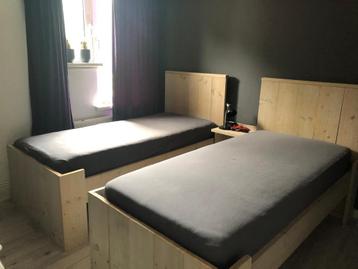 Steigerhouten bedden met matras en lattenbodem beschikbaar voor biedingen