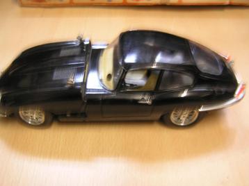 Verzamelaar - modelauto - Bburago - Jaguar -1961 - 1:18 beschikbaar voor biedingen