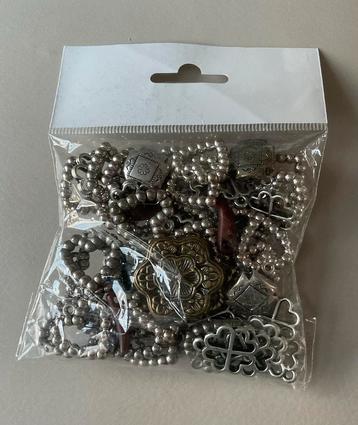Bedels en kralen mix voornamelijk hartjes nieuw beschikbaar voor biedingen