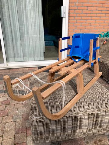Houten slee met zitje (opvouwbaar) beschikbaar voor biedingen