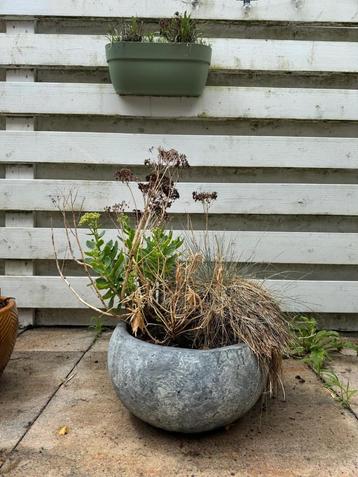 Mooi grijze ronde bloempot voor buiten D38 beschikbaar voor biedingen