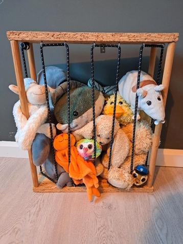 Kastje voor knuffels beschikbaar voor biedingen