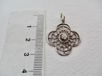 Zilverkleur vintage hanger met steentje erin beschikbaar voor biedingen