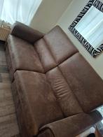 Donkerbruine, tweedelige bank met elektrische verstelling, Huis en Inrichting, Banken | Bankstellen, Ophalen, Gebruikt, Tweepersoons