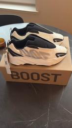 Yeezy 700 MNVN  Maat 10,5  44 23  Deadstock  IG4798, Kleding | Heren, Schoenen, Wit, Nieuw, Ophalen of Verzenden, Sneakers of Gympen