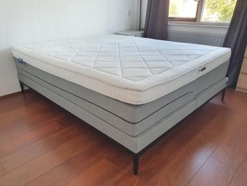 Boxspring Bed 180x220 zo goed als nieuw beschikbaar voor biedingen