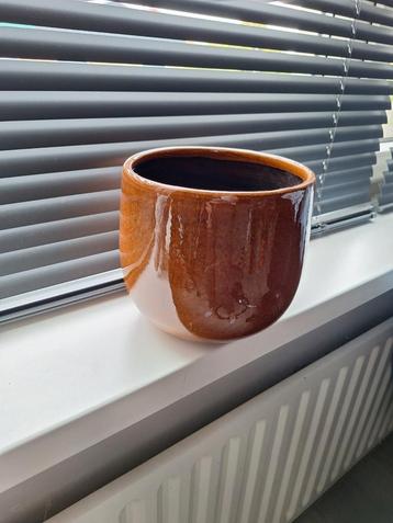 Stenen bloempot oker geel/bruin beschikbaar voor biedingen
