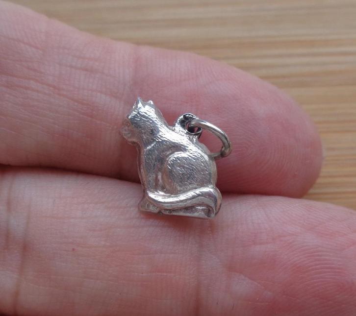 zilveren vintage bedel zittende poes [305], Sieraden, Tassen en Uiterlijk, Bedels, Zo goed als nieuw, Overige merken, Zilver, 1 bedel