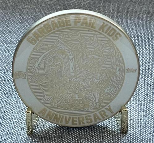 Garbage Pail Kids 2020 | White Cloisonné Coin #1 | Dead Ted, Postzegels en Munten, Penningen en Medailles, Overige materialen